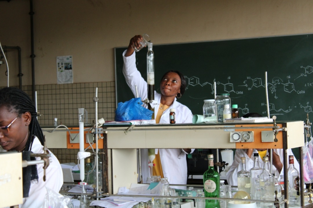 Etudiante-de-lENS-au-laboratoire-de-Chimie